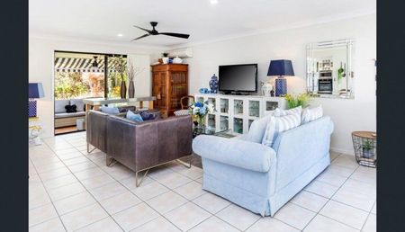 FULLY RENOVATED TOWNHOUSE FOR $850 PER WEEK - Photo 2