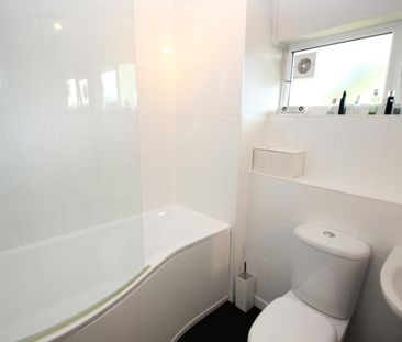 Hillview Road, Woking - 2 bedrooms Property for lettings - Seymours - Photo 2