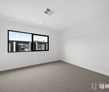 Stylish Split Level 2 Bedroom Home with Triple Garage - Photo 5