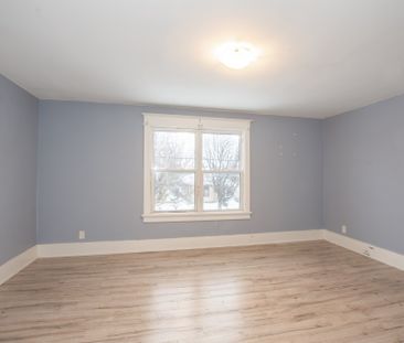 **BEAUTIFUL** 3 Bedroom Semi-Detached House in Welland!! - Photo 4