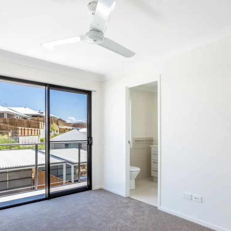 “TOWNHOUSE IN ECCO RIPLEY ESTATE!” - Photo 1