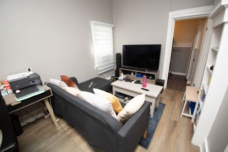 **COZY & CENTRAL** MAIN UNIT IN WESTERN HILL AVAILABLE! - Photo 3