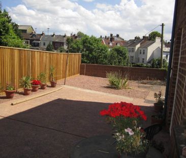 1 bed flat to rent in Powderham Crescent, Exeter, EX4 - Photo 1
