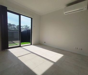 Beautifully Built 2 Beds Flat – Separate Entry with Concrete Sidepa... - Photo 2