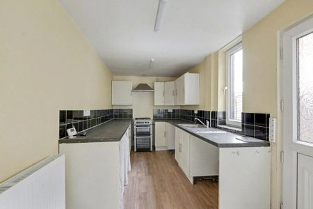 3 bedroom semi-detached house to rent - Photo 5