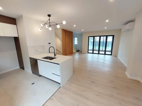 Exceptional 3-Level 4-Bedroom townhouse in Double Grammar Zone! - Photo 1