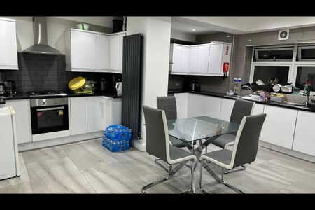 Room in a Shared House, Oaklands Park Avenue, IG1 - Photo 4
