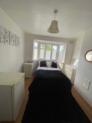 Newly Refurbished Double Room **Great Local Amenities** - Photo 1