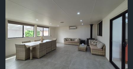 Modern 3 Bedroom Home - Photo 3