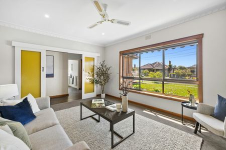 3 BEDROOM HOME CLOSE TO TOWN - Photo 2