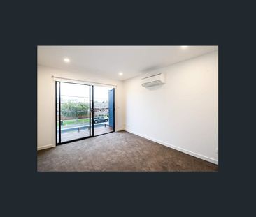 MODERN TOWNHOUSE | CONVENIENT LOCATION! - Photo 1