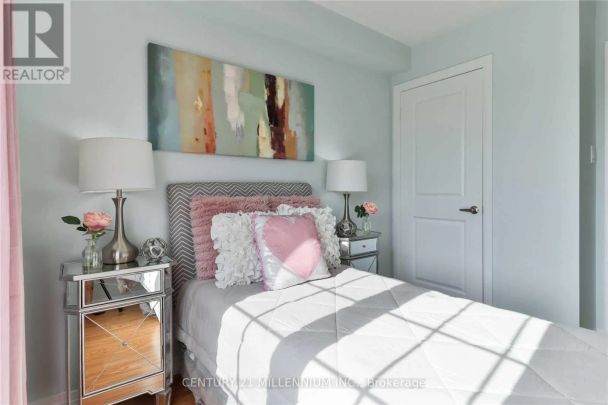 496 ROSSLAND ROAD W - Photo 1