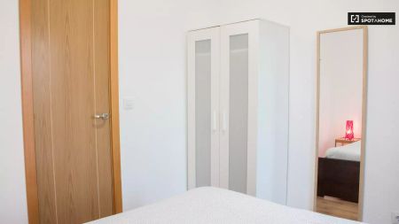 Cozy room for rent in 3-bedroom apartment in El Raval - Photo 4