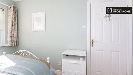 Room for rent in 4-bedroom house in Knocklyon - Photo 2
