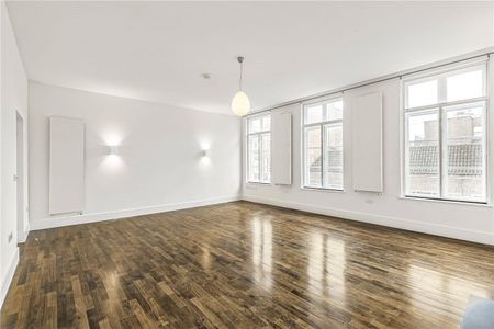 A stunning second floor apartment located on a quiet mews in central Marylebone. - Photo 2