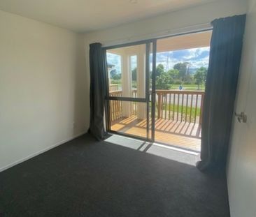 3 BEDROOM - SINGLE LEVEL - NEAR NEW - Photo 4