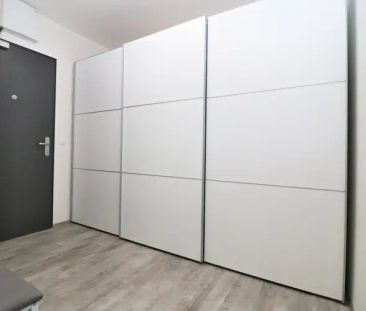 Nabízíme pronájem zánovního zděného bytu 2+kk s balkónem a parkovac... - Photo 4