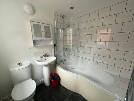 Terraced House to rent on - Photo 5