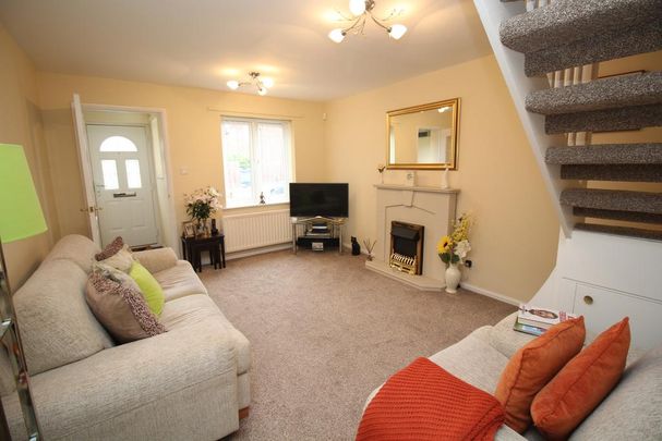 2 bedroom mews to rent - Photo 1