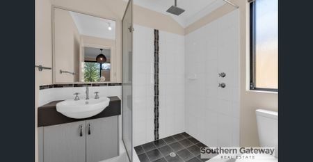 Spacious 3 bedroom 2 bathroom home - Photo 4