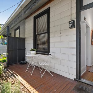 Light-Filled Terrace with North-Facing Garden – Prime Richmond Hill Location! - Photo 2