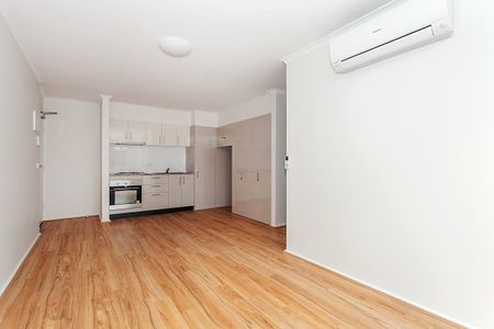 One Bedroom Apartment in The Heart of Carlton! - Photo 5