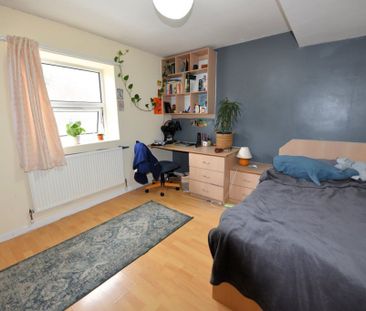 3 bedroom Flat in Flat C, Leeds - Photo 4