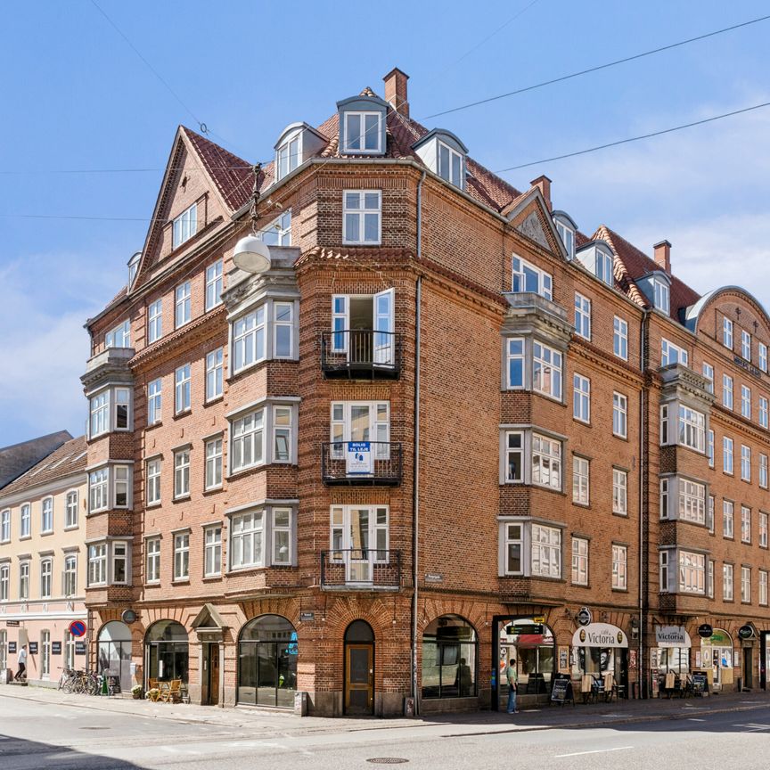 Skøn nyrenoveret 4 værelses lejlighed med sydvendt altan - Photo 1