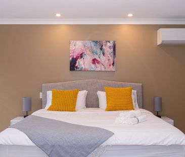 Spacious 5-Bedroom Family Home with furniture in Prime Carindale Location - Photo 6