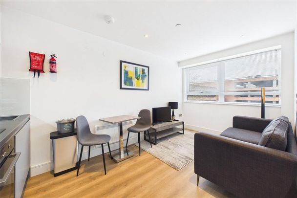 Studio to rent - Photo 1