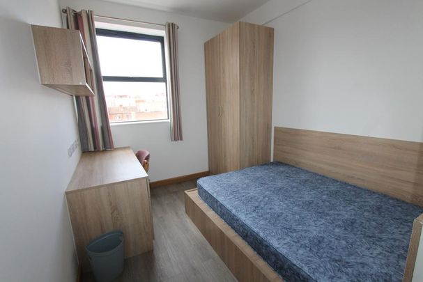 9 bedroom flat to rent - Photo 1