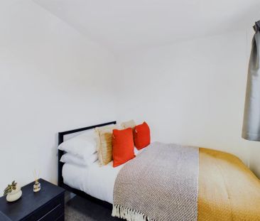 6 Bedroom House - Photo 5