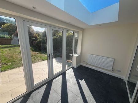 Saunders Lane, Woking - Photo 2