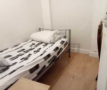 Room in a Shared Flat, Tree Road, E16 - Photo 5