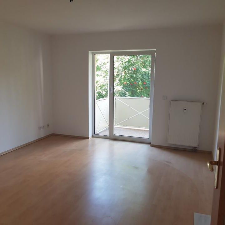 Top-geschnitte 2-Raum-Wohng. mit großem SW-Balkon u Tageslichtbad - Photo 1