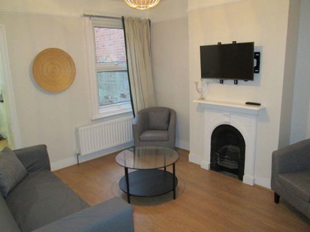 1 bedroom in a house share to rent - Photo 2