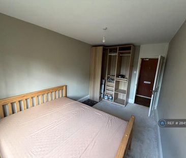 1 bedroom in a flat share to rent - Photo 2