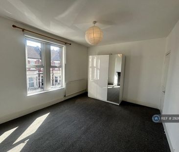 2 bedroom end of terrace house to rent - Photo 3