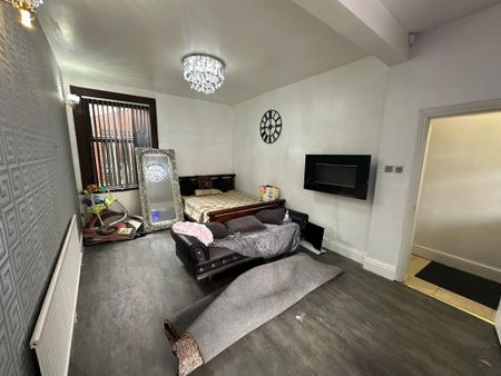 5 bedroom semi-detached house to rent - Photo 4