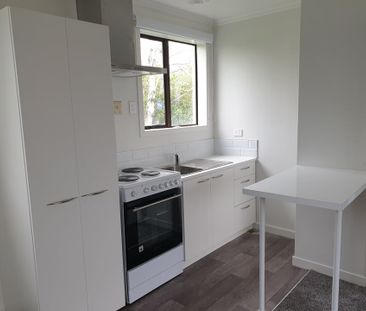 Recently renovated 2 bedroom property - Photo 3