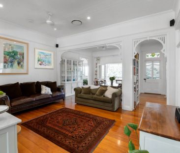 PERFECT COMBINATION OF MODERN COMFORMT & TIMELESS SYTLE&mldr; - Photo 1