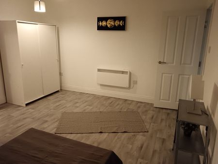 1 Bed Flat, Bensham Manor Road, CR7 - Photo 2