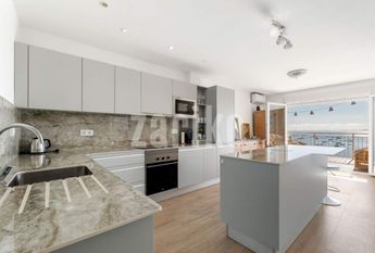 Penthouse with sea views