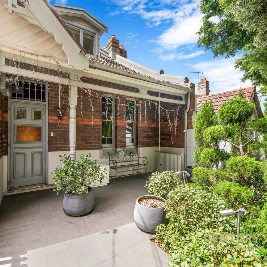 Stunning Four Bedroom Semi in Prime Bondi Location - Photo 1