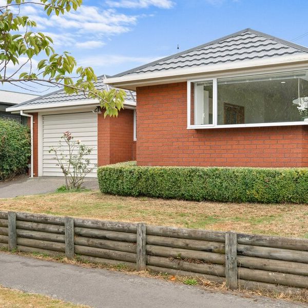 Spacious 2 Bedroom Home in Burnside! - Photo 1