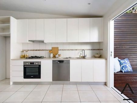 City fringe lifestyle 3 bedroom terrace offering exceptional convenience - Photo 2