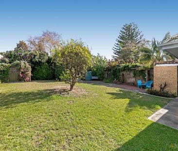 For Lease – Light-Filled Family Home in a Leafy Beaumaris Pocket - Photo 2