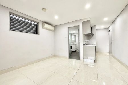 Spacious, Well-Maintained Boutique Studio Apartment in Prime Location - Photo 2
