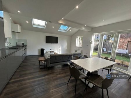 3 bedroom flat to rent - Photo 2