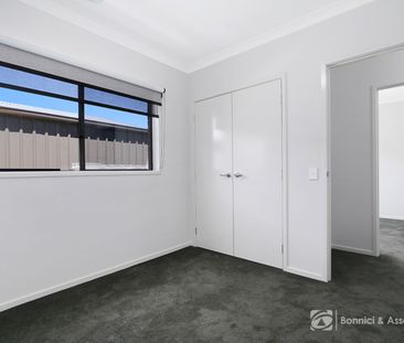 SPACIOUS FAMILY LIVING WITH DOUBLE GARAGE + SHED - Photo 3